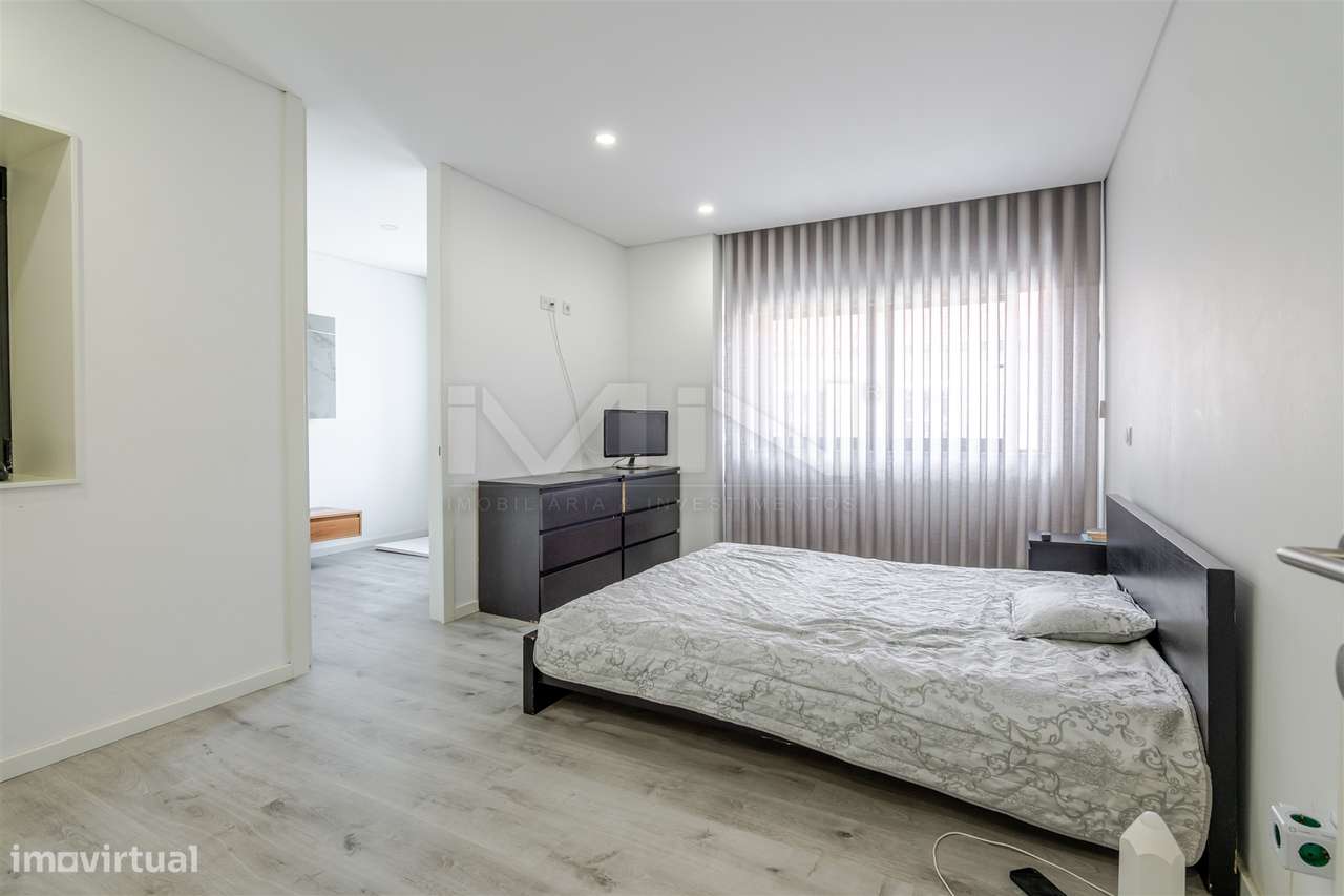 Moradia T4 de 4 Frentes: Elegância e Versatilidade a 2km do Freixo-15