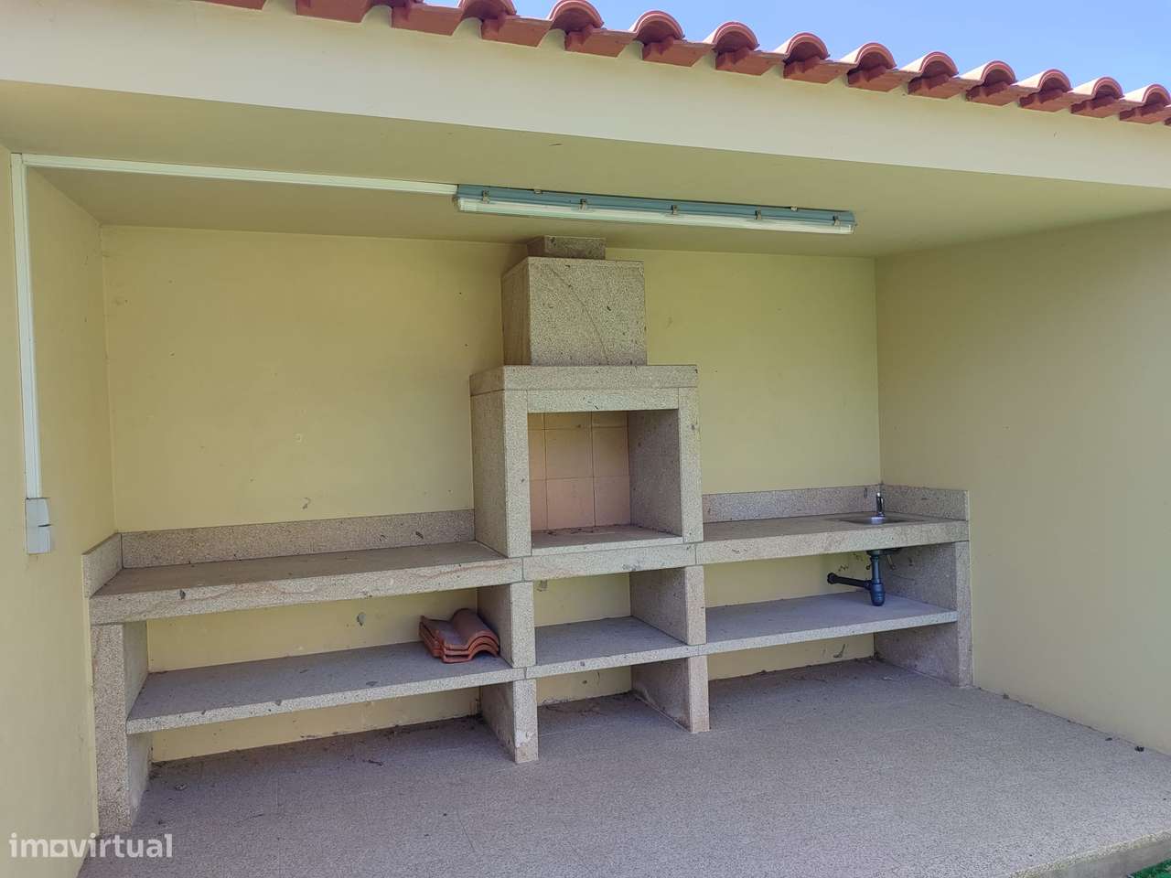 Excelente Moradia  2 frentes + Garagem + Terraço c/ Barbecue + Jardim-11