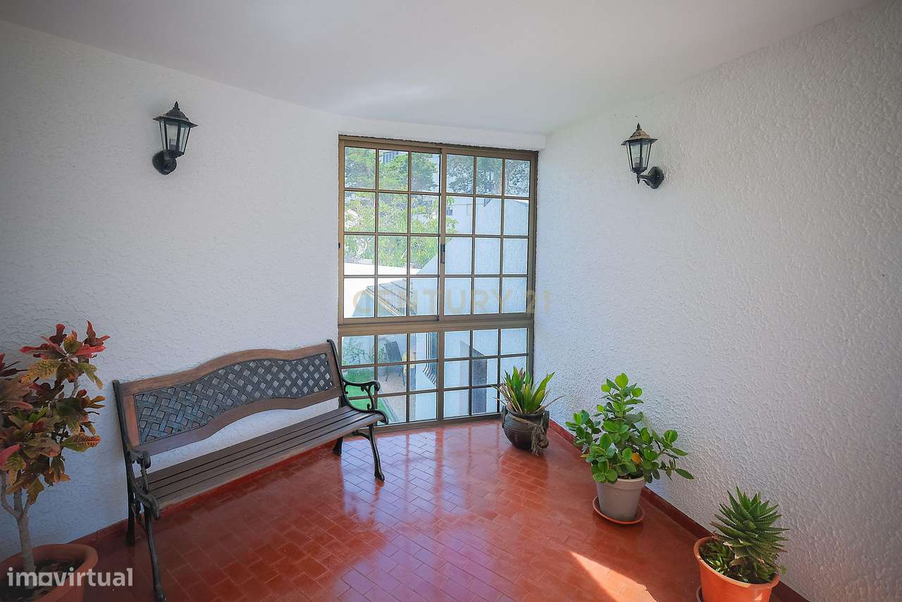 Moradia T5 em Carcavelos — Espaço, Conforto e Localização Privilegiada-33