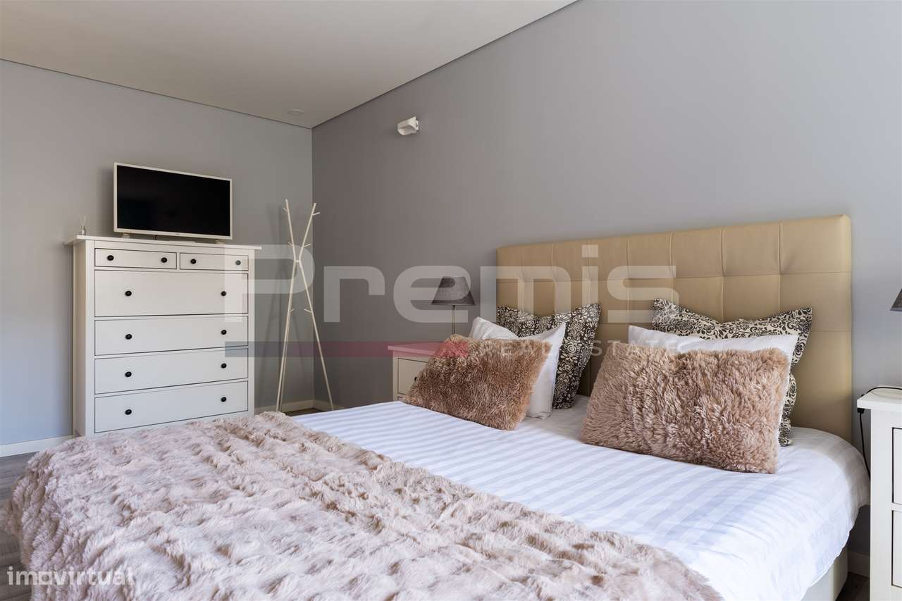 T1 no centro do Porto em frente ao metro-19