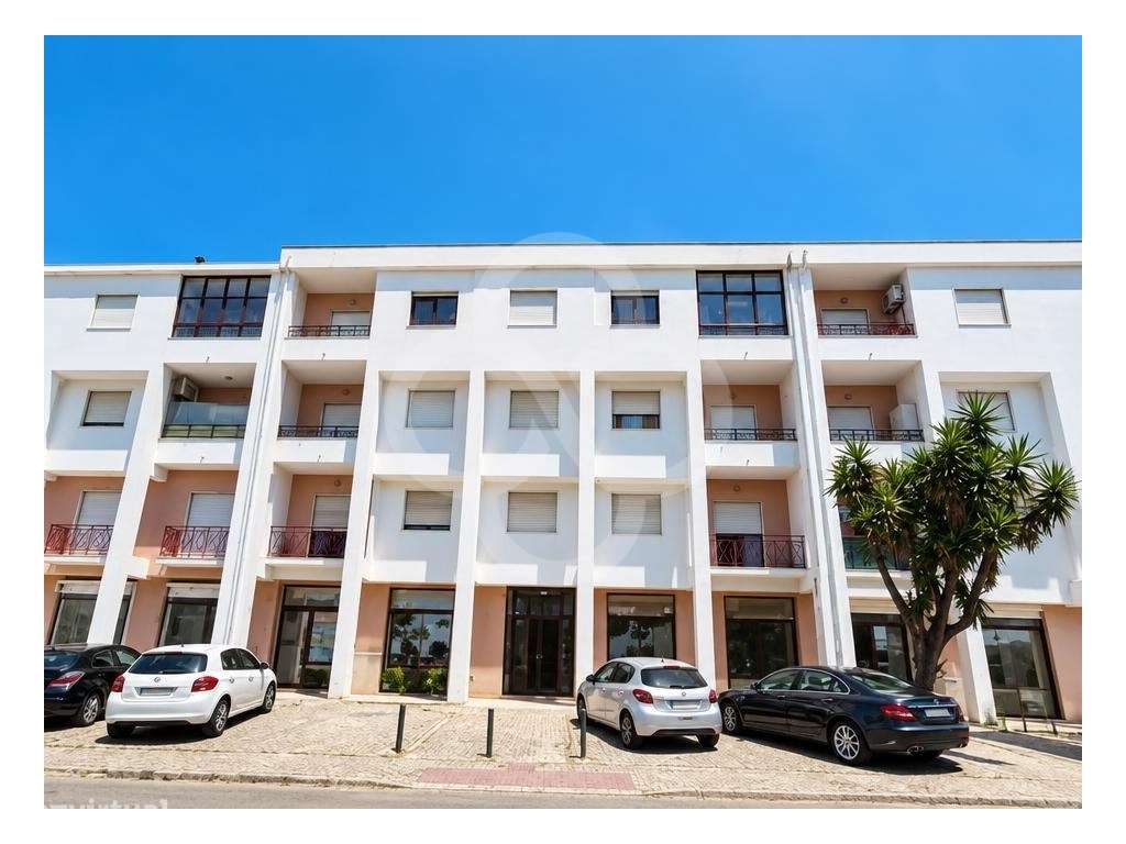 Totalmente remodelado, apartamento T4 com varanda no centro da Amor...-15