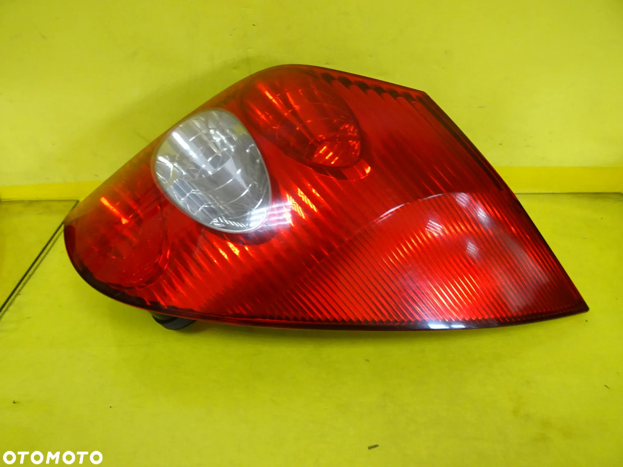 LAMPA PRAWY TYŁ RENAULT LAGUNA II 01-05 KOMBI 8200002472 NR626 - 2