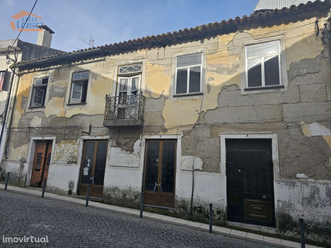 Prédio para recuperar no centro de Nelas