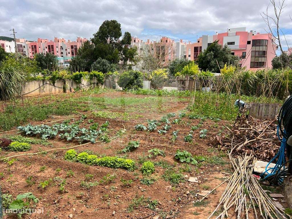 Terreno urbano com 1008,85 m², localizado em Vialonga - Grande imagem: 3/4