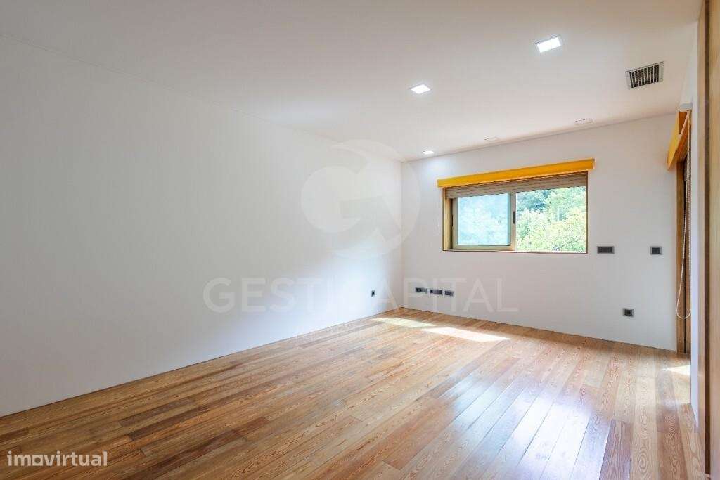 Moradia T4 Térrea de Luxo em Pedra com Terreno, Garagem e Levada Natur-17