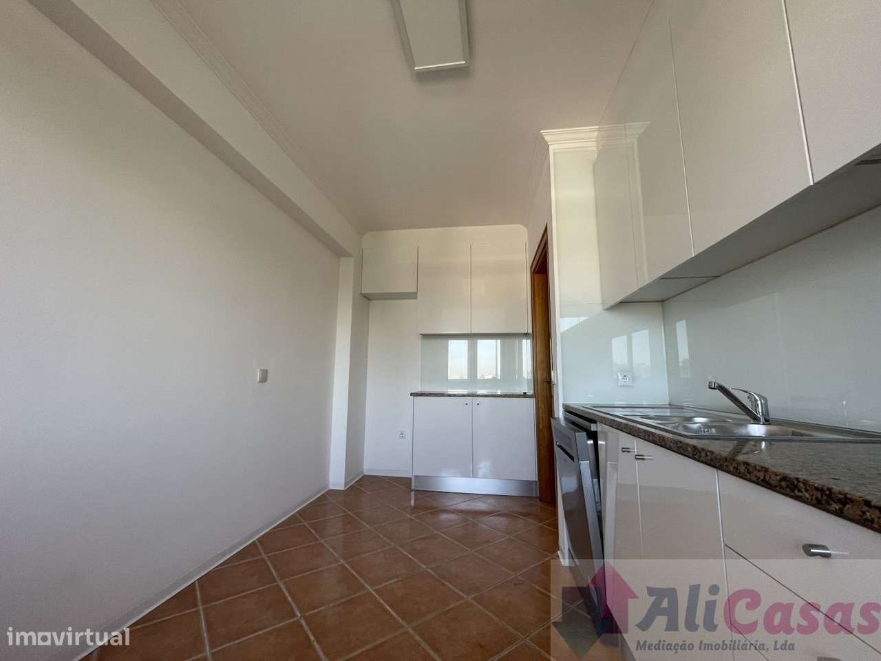 **Excelente Apartamento T2 C/Ampla varanda em Localização Privilegia-7