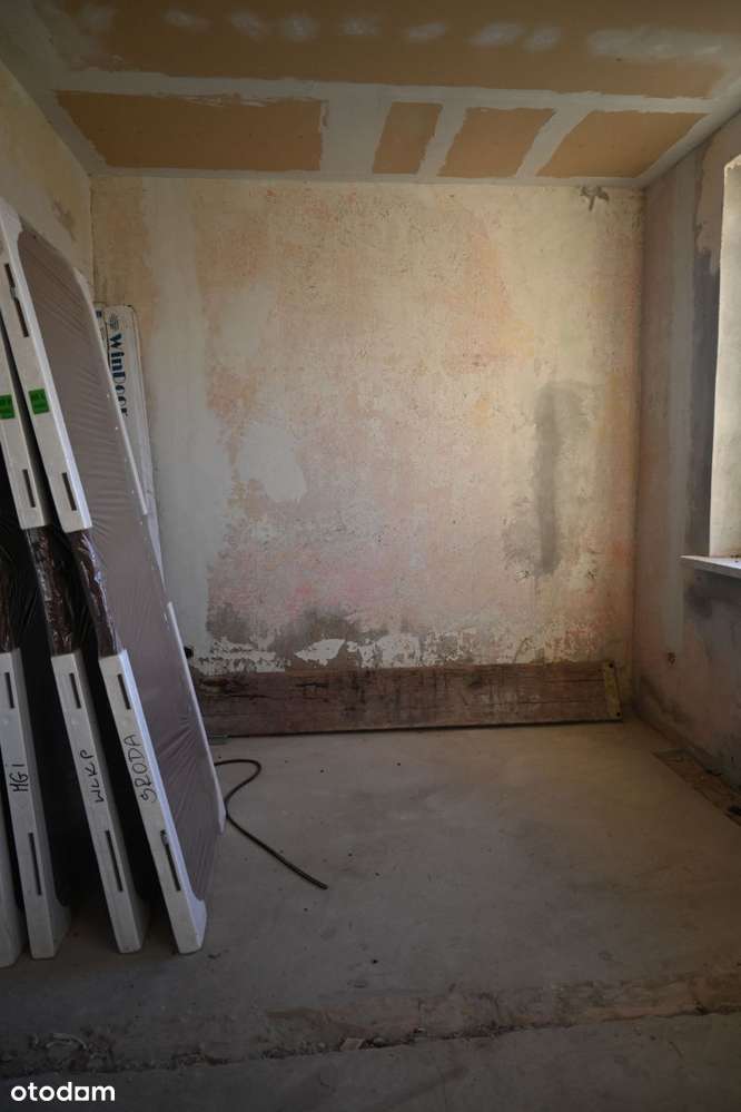 Dom z dwoma niezależnymi mieszkaniami.-4