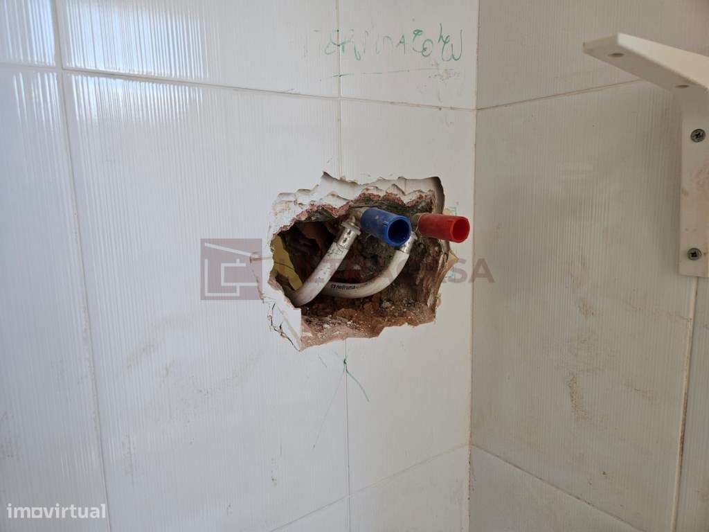 T0 Remodelado com Logradouro no Centro da Amadora-43