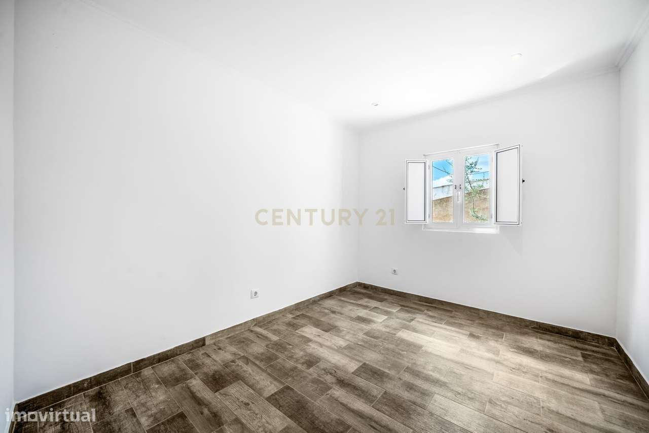 Moradia térrea renovada com dois quartos e terreno urbano, em Alcantar-9
