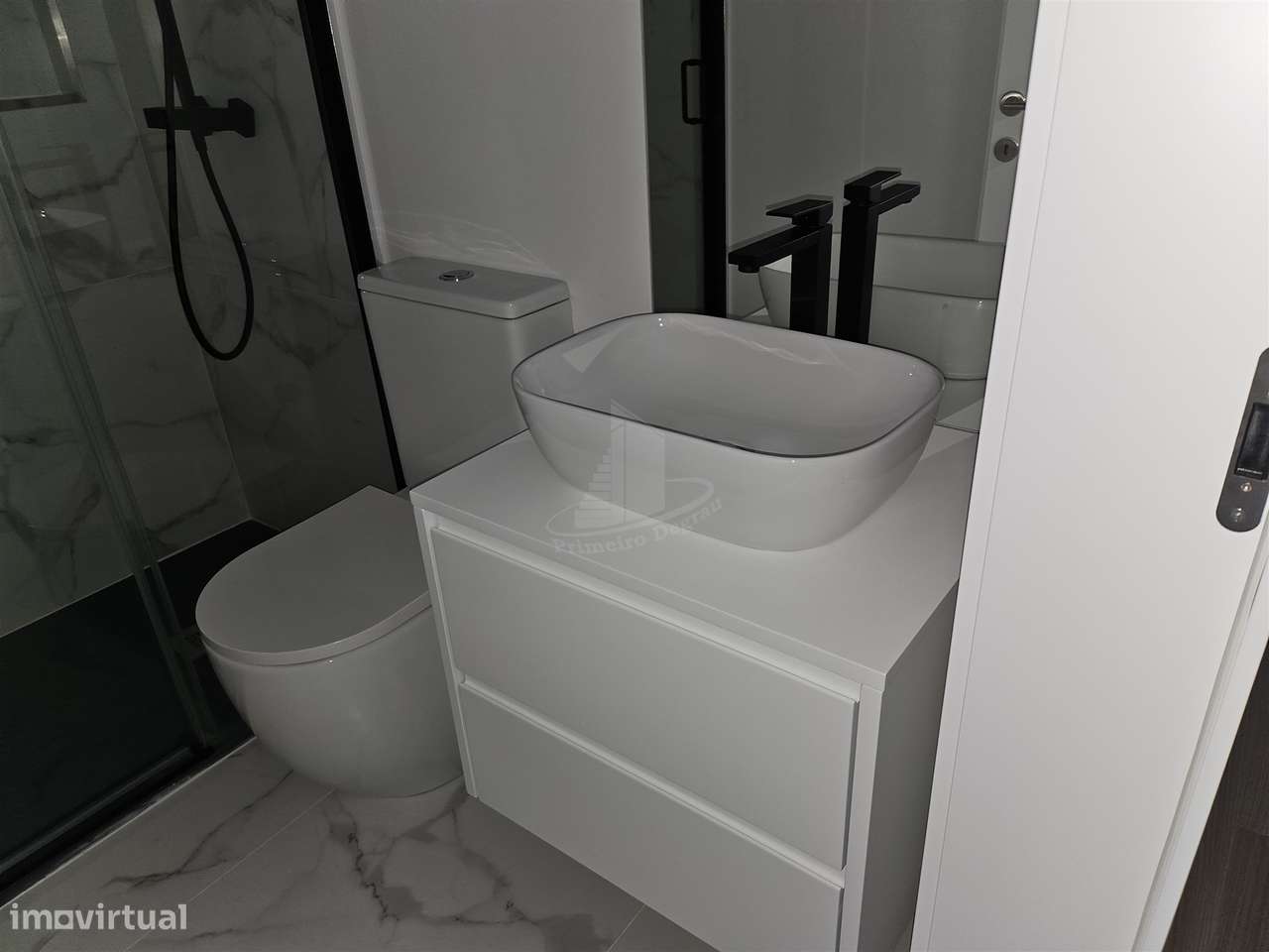 Moradia de gaveto em Santa Lucrécia-8