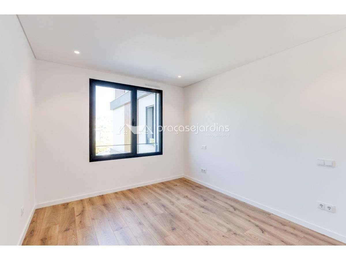 Apartamento T3 Moderno com Excelentes Acabamentos-13