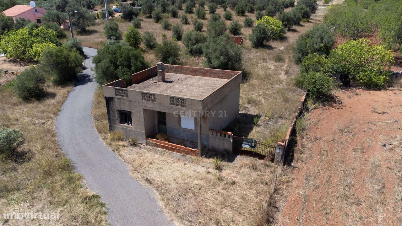 Moradia com terreno rústico em Benafim, para renovar - Grande imagem: 1/23