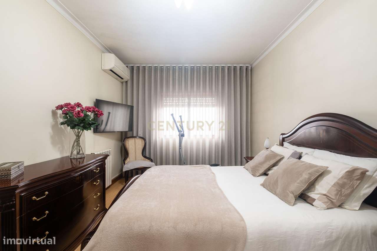 Apartamento T3 Renovado, com aquecimento central, varanda e lugar de g-21