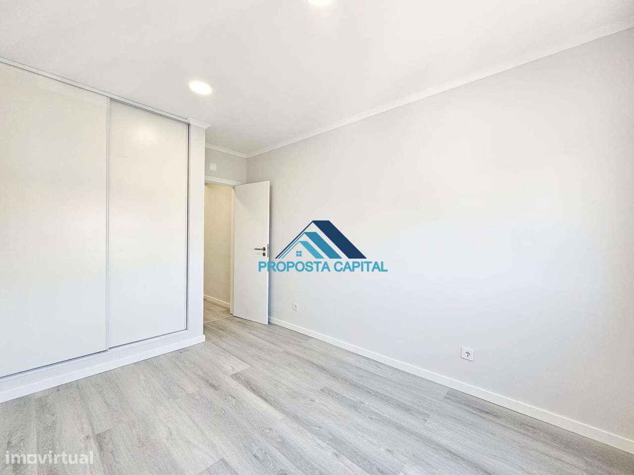 APARTAMENTO T4 REMODELADO CENTRO AMORA-26