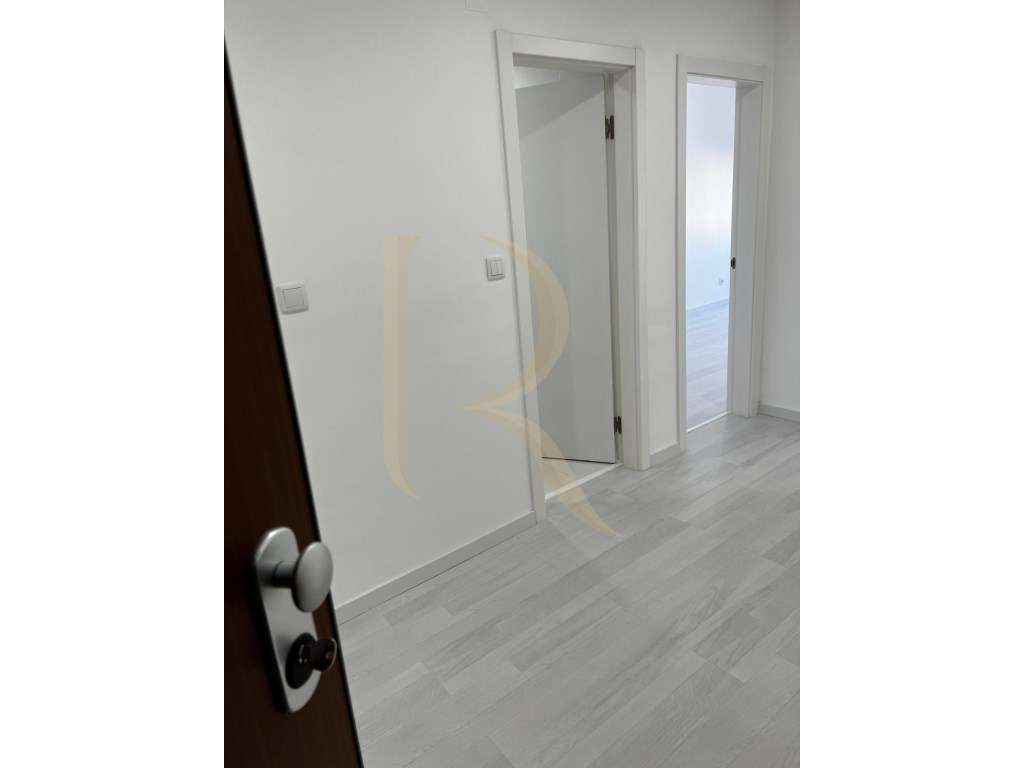 Apartamento T2 com quintal totalmente remodelado no Laranjeiro-9