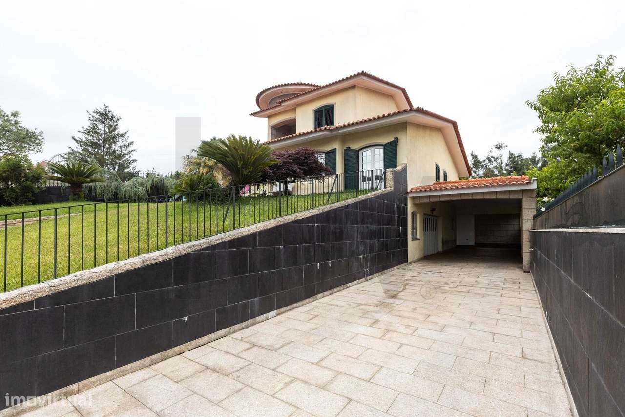 Moradia T4 Individual com 3 Pisos, Jardim e Garagem - Grande imagem: 2/18