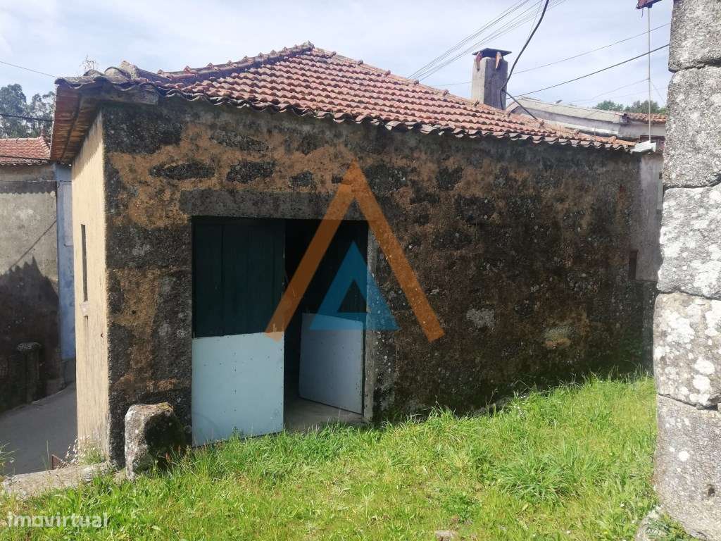Casa Rústica com imenso potencial mesmo no centro de Romariz-5
