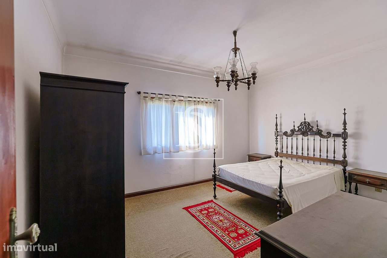 Moradia T4 c/ 376 m², jardim e riacho-13