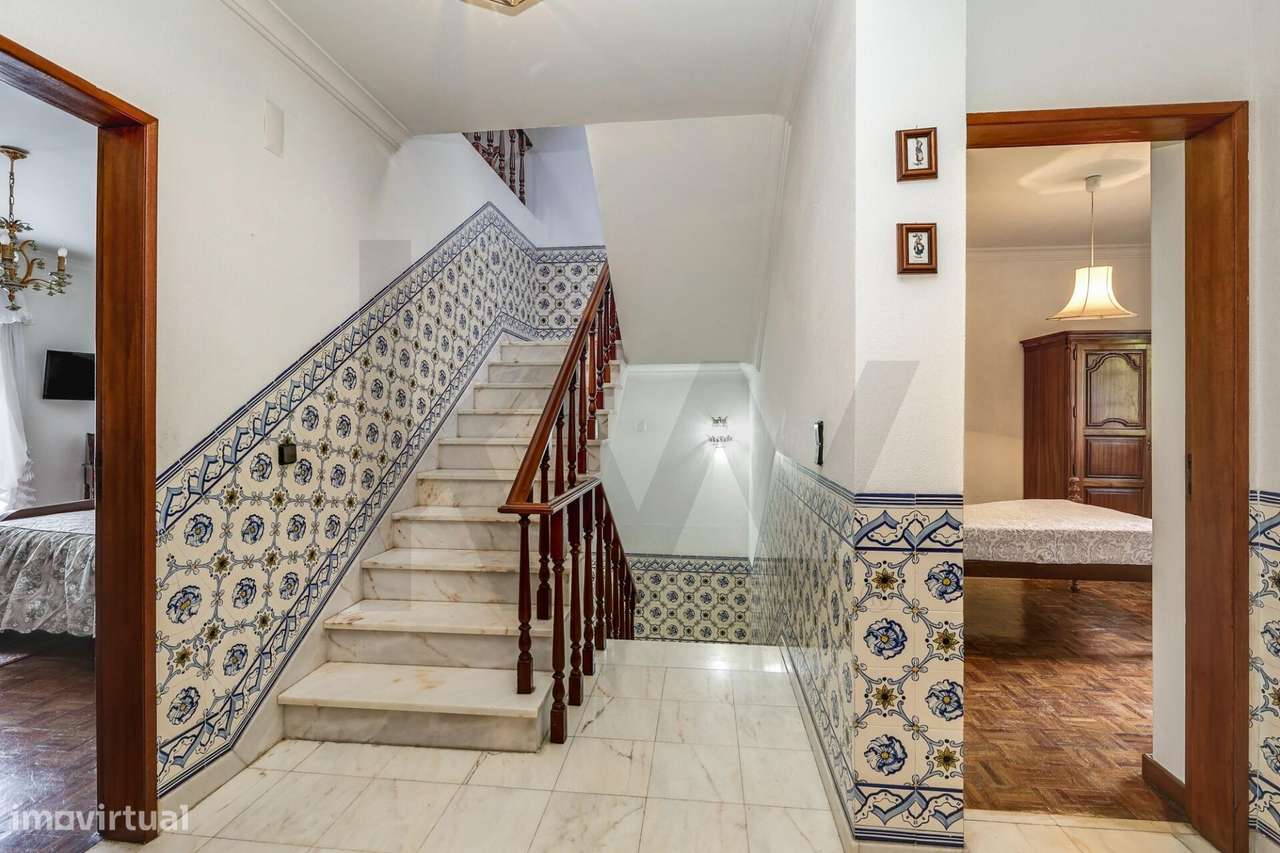 Moradia T6 em Sintra com jardim, garagem e vista de mar ao fundo-22