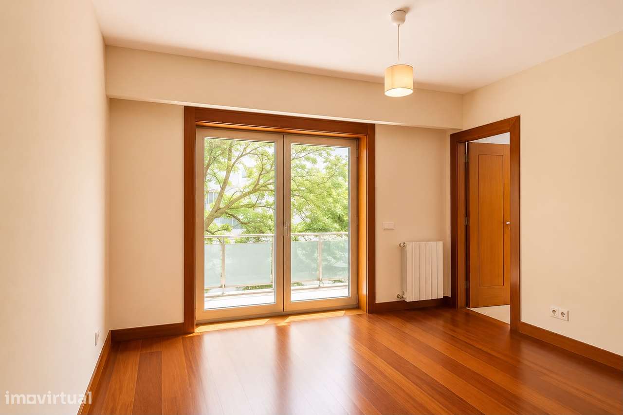 Apartamento T5 com 4 casas de banho e garagem-8