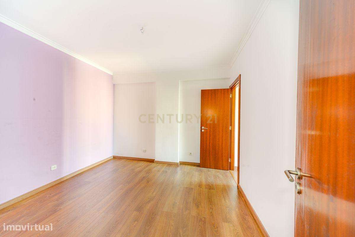 Apartamento T2 com 75 m², situado numa zona central e muito procurada-6