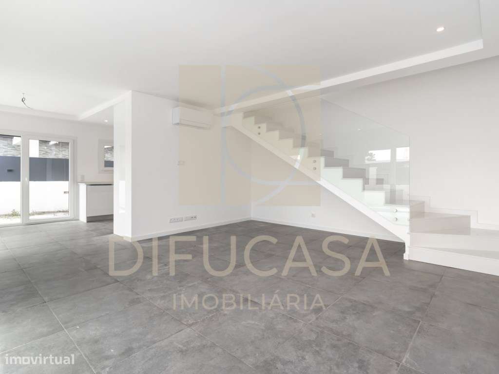 R268 Moradia Duplex - Localizada no centro de Fernão Ferro-14