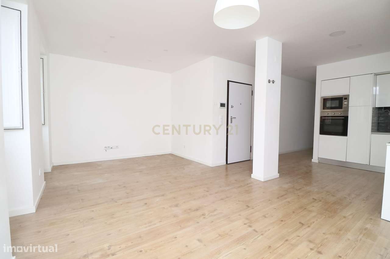 T2 Remodelado em Open Space no Coração de Almada - Grande imagem: 2/16