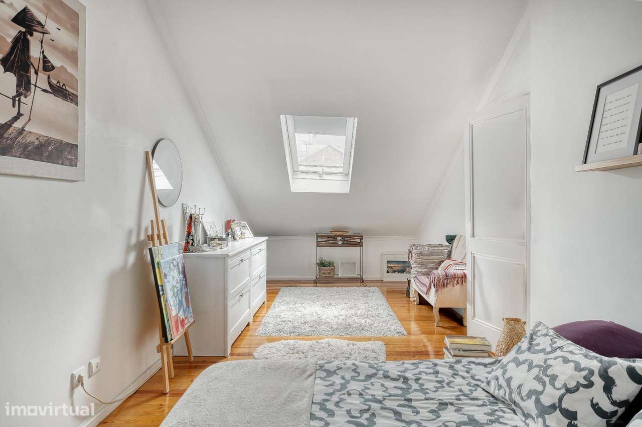 Apartamento T2 Renovado no Último Andar em Alcântara-5