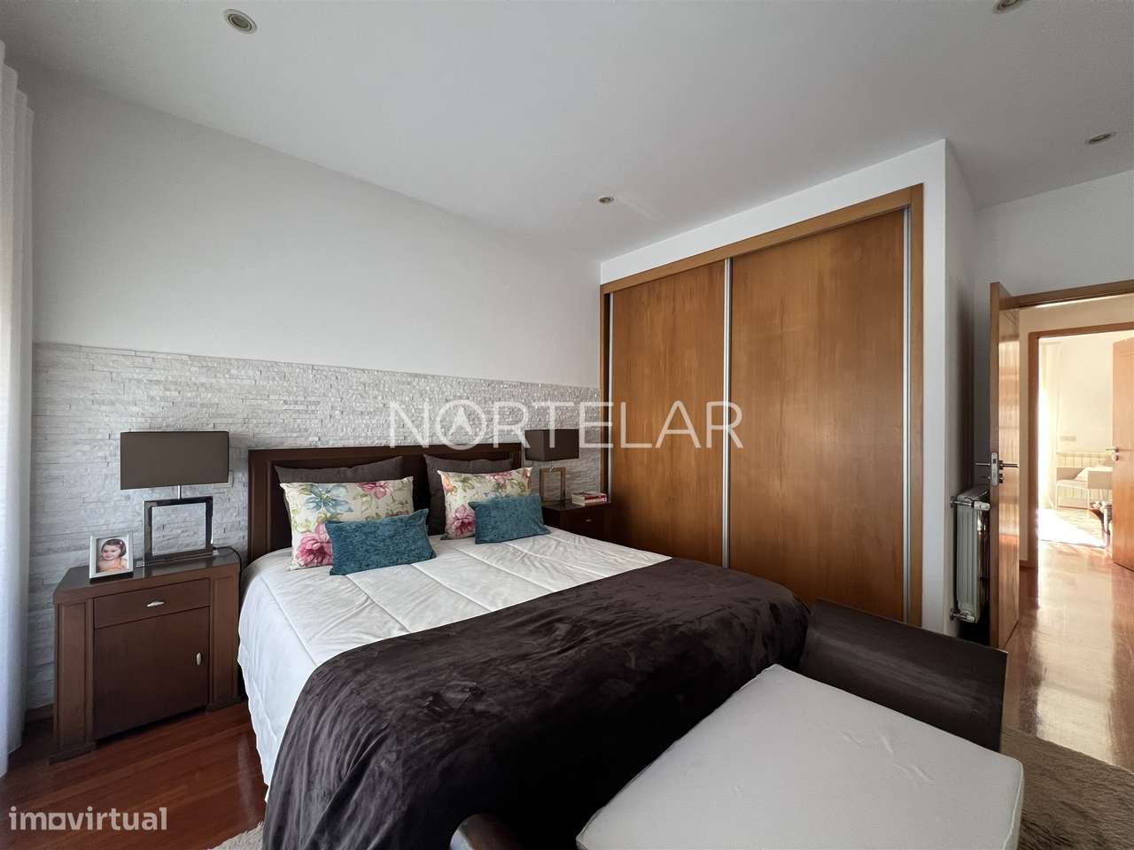 Moradia T3 com jardim e 3 frentes em Famalicão-24