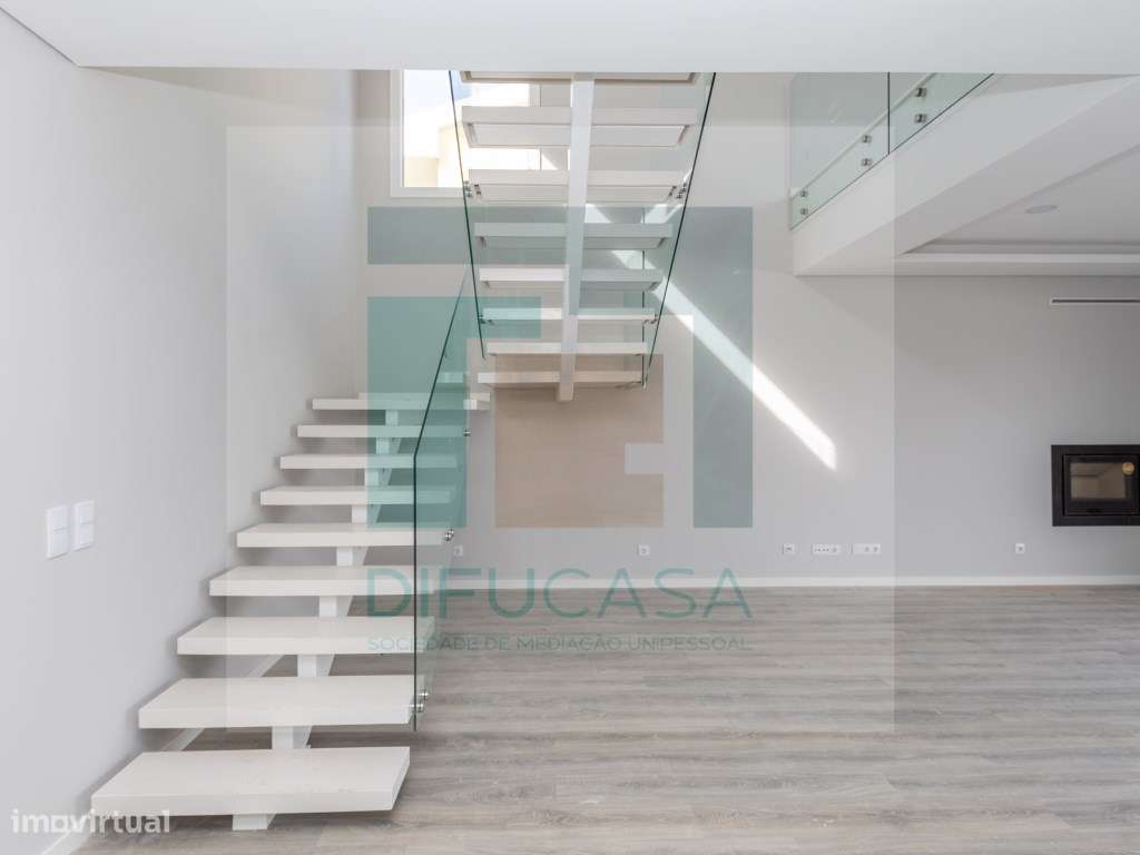 Moradia Isolada T4 Duplex com Piscina e Garagem-5