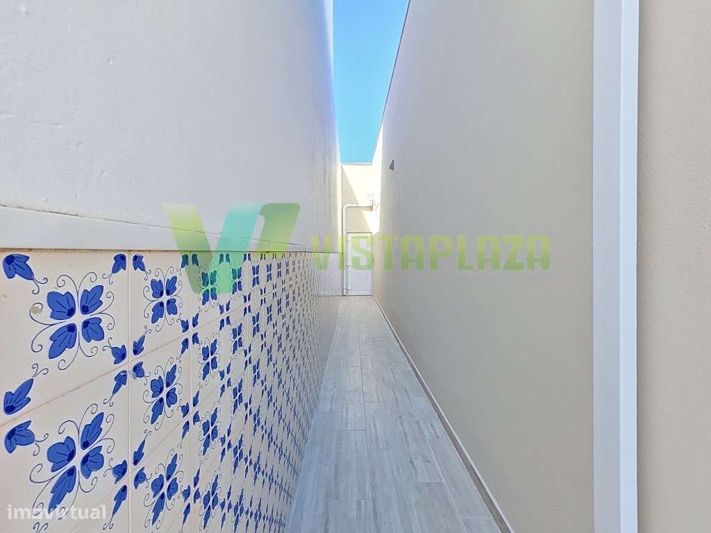 Moradia T2 Renovada em Portimão com Terraço e Espaço Exterior-18