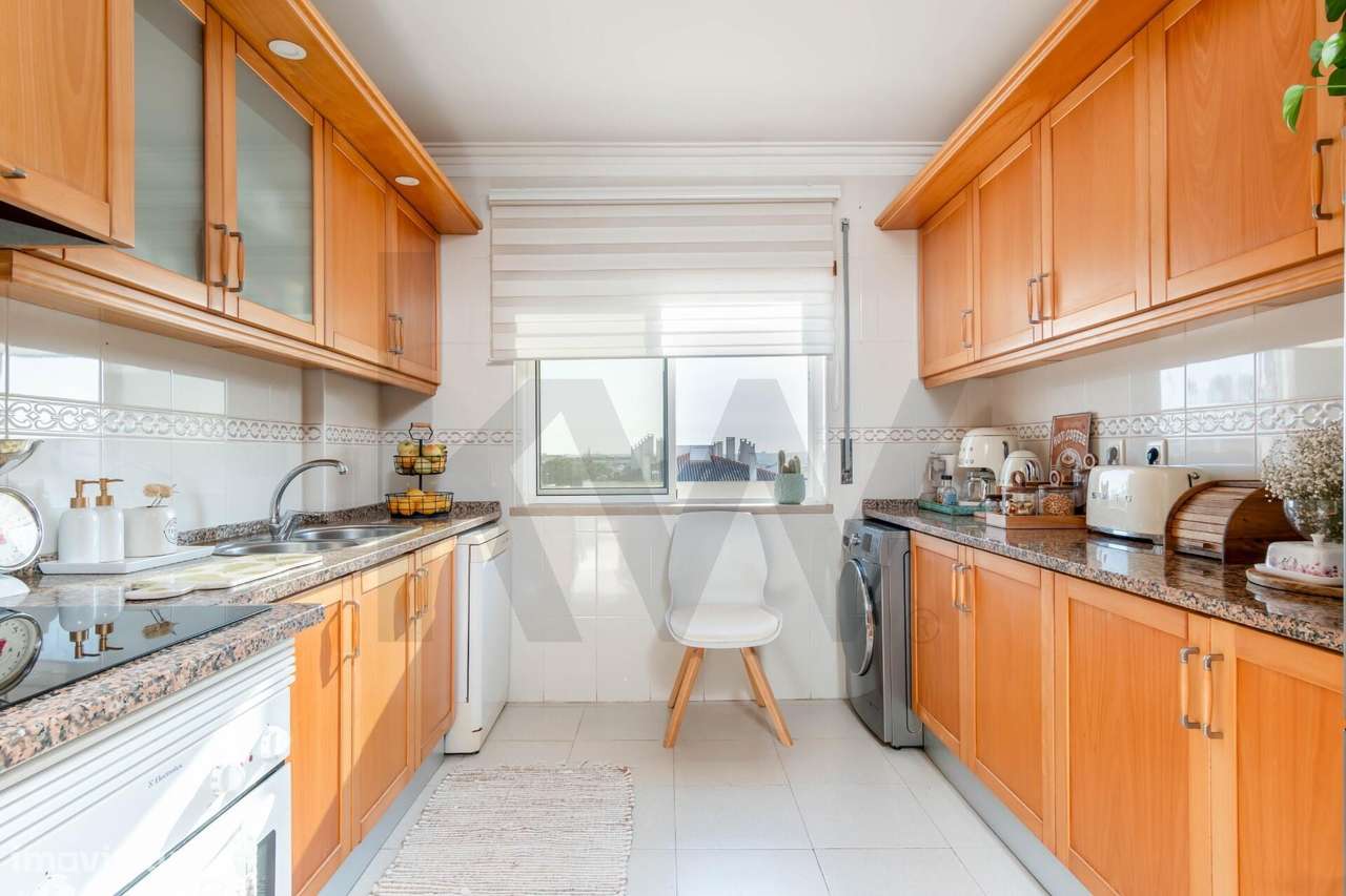 Apartamento T3, com Suíte, Arrecadação e Lugar de Garagem - Palhais, B-12