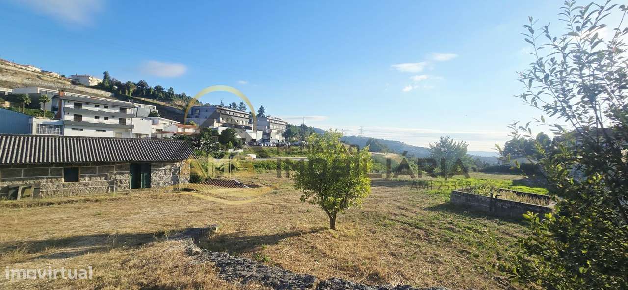 Moradia para restauro e terreno industrial com mais de 4000m²-23