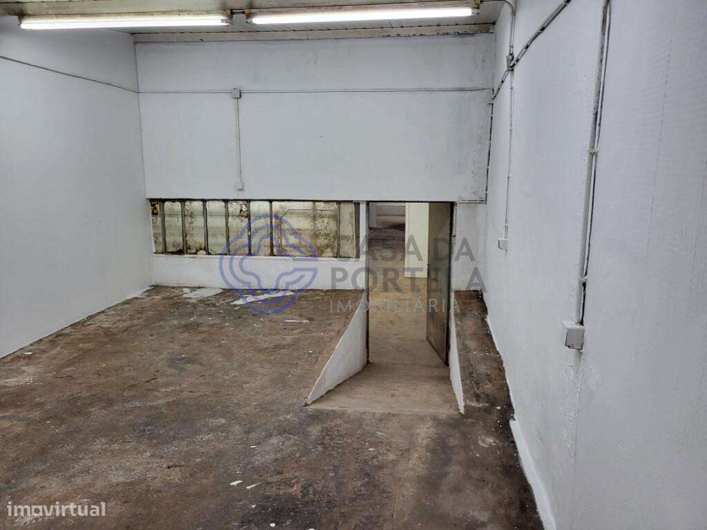 loja com 2 pisos e armazém com possibilidades para transformar em t2+1 - Grande imagem: 4/23