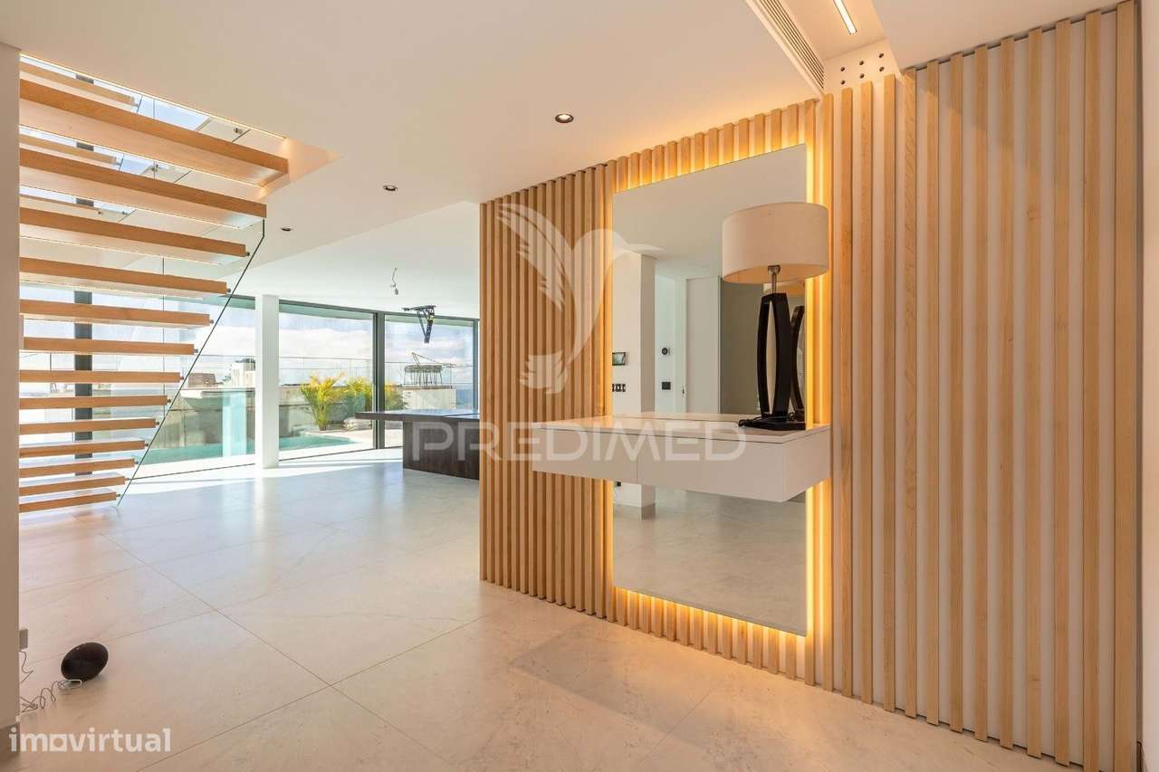 LUXUOSA MORADIA T4 COM PISCINA VISTA MAR.-18