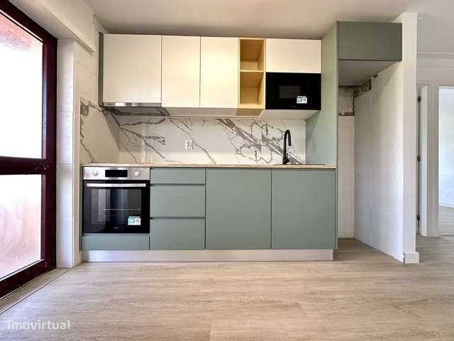 Apartamento T2 com varanda e elevador em Gondomar-1