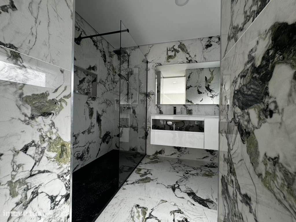 Moradia com 3 Suites, Garagem, Logradouro, Churrasqueira e Piscina-40