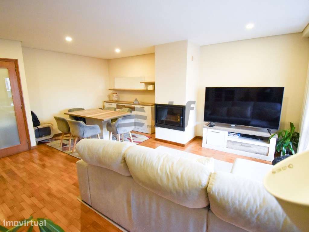 T2 espaçoso com varanda, garagem e excelente exposição solar-5