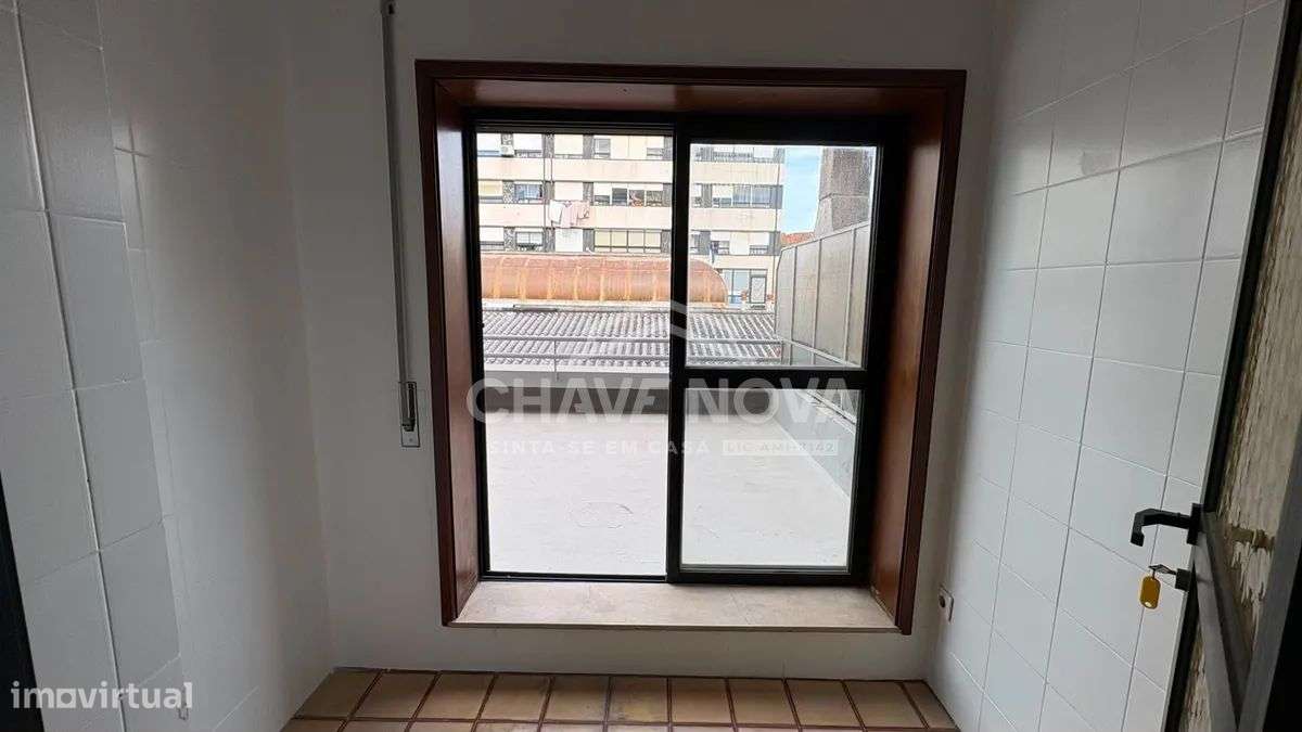 PS - Apartamento T3 Renovado, 3 Frentes, Terraço, Garagem, junto à VL8-11