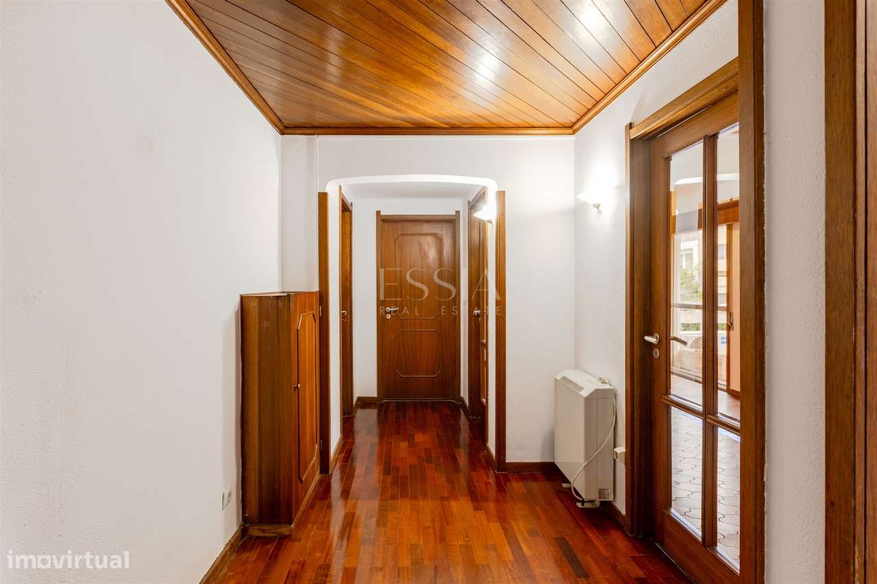 Apartamento T4 com Garagem Box entre o Marquês e Praça Sá Carneiro-27