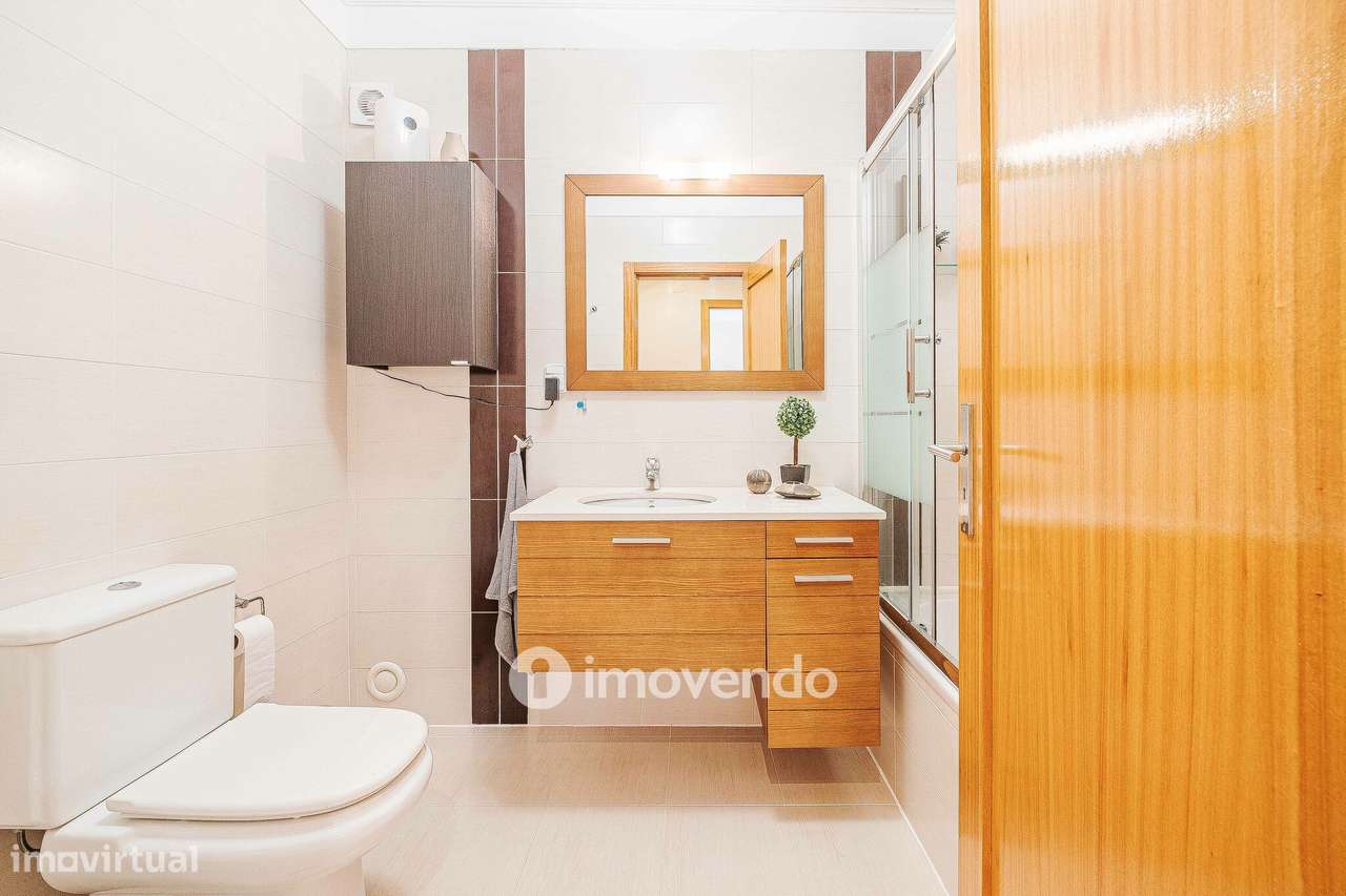 Apartamento T2, com estacionamento e arrecadação, em Vialonga-30