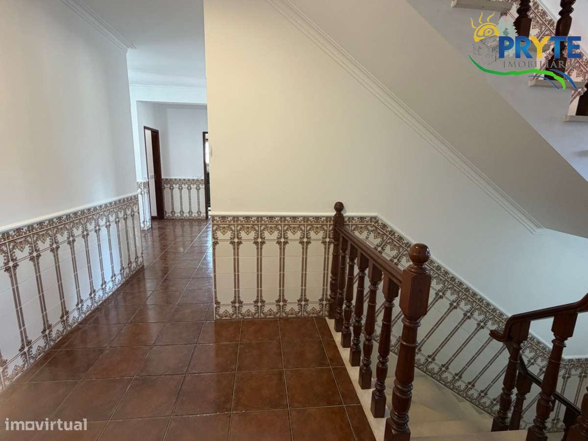 Moradia em Excelentes Condições com Amplo Terreno - Oportunidade Única-27