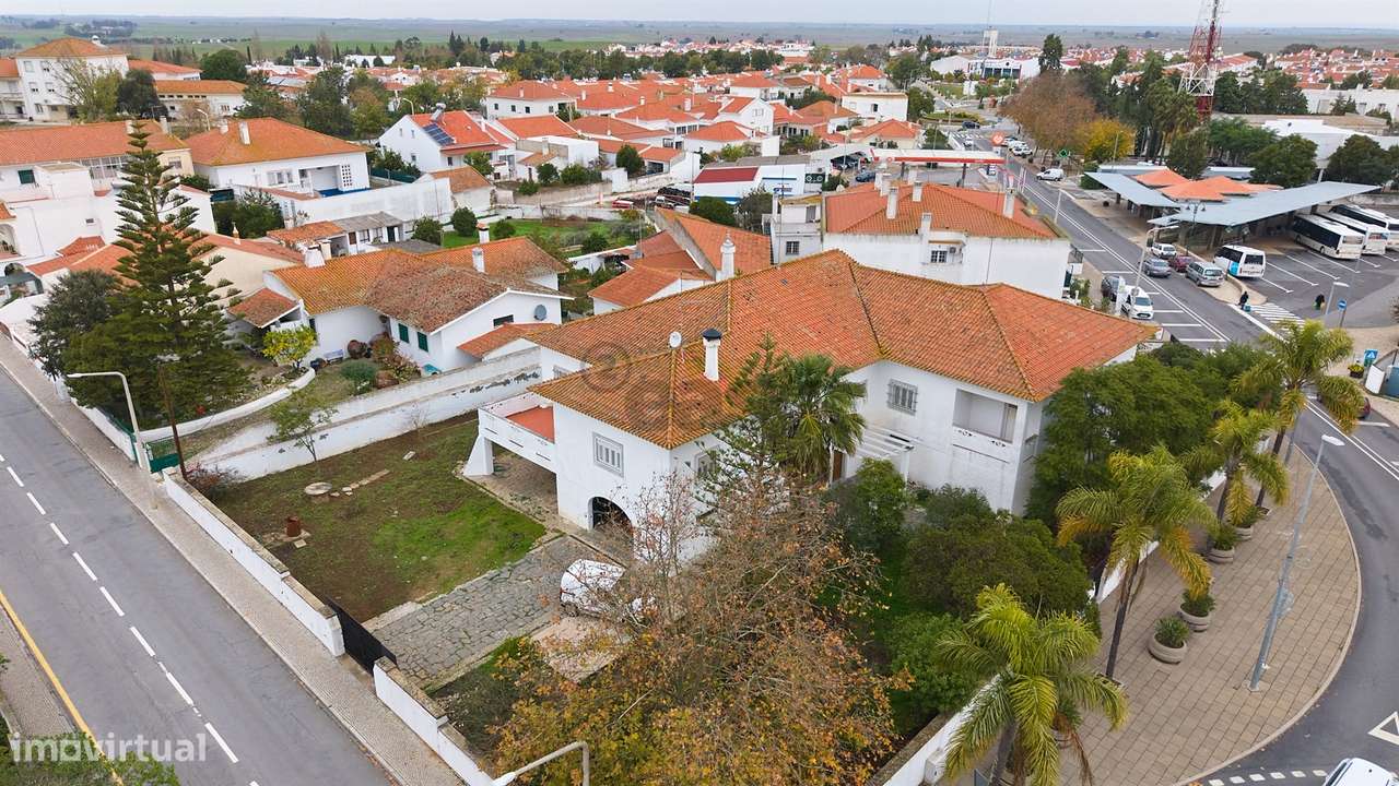 Moradia Senhorial com 16 divisões com Arrumos e Jardim, centro-14