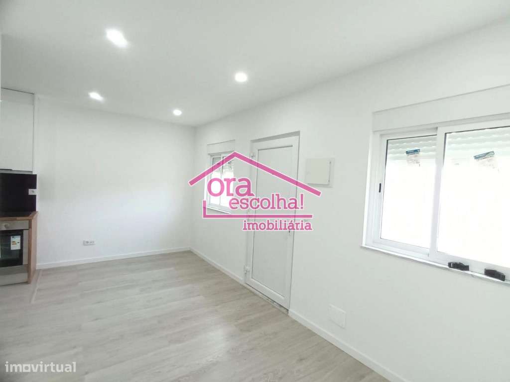 Moradia T1+1 Térrea em Banda TOTALMENTE REMODELADA com Logradouro e... - Grande imagem: 4/17