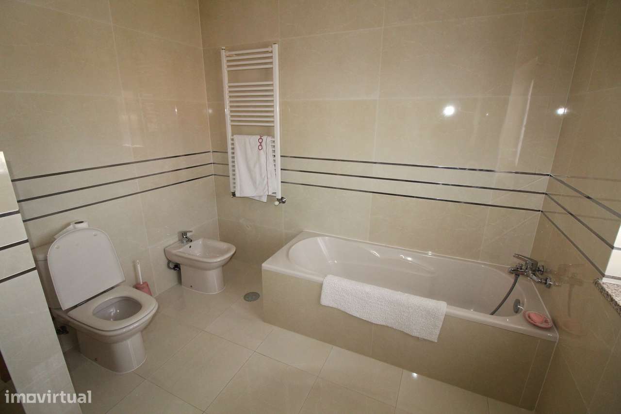 Elegante Moradia T4 Familiar-46