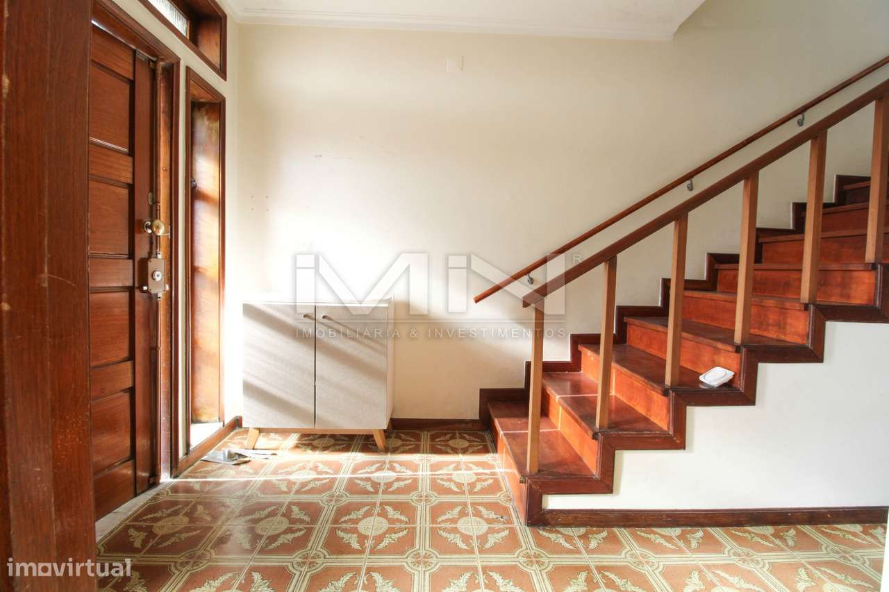 Moradia de 3 Frentes com Vista Panorâmica no Coração de Gondomar-16