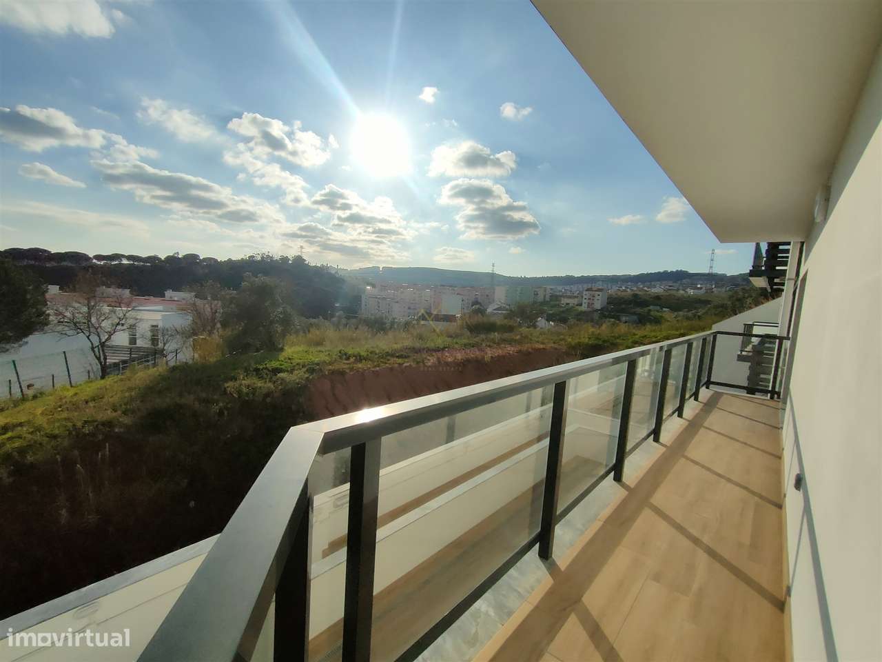 T2 Luminoso com grande varanda e 2 lugares de garagem, em Odivelas - Grande imagem: 4/42