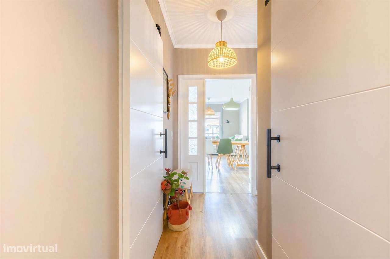 Apartamento T2 com Varanda — Excelente Localização junto ao Metro-21