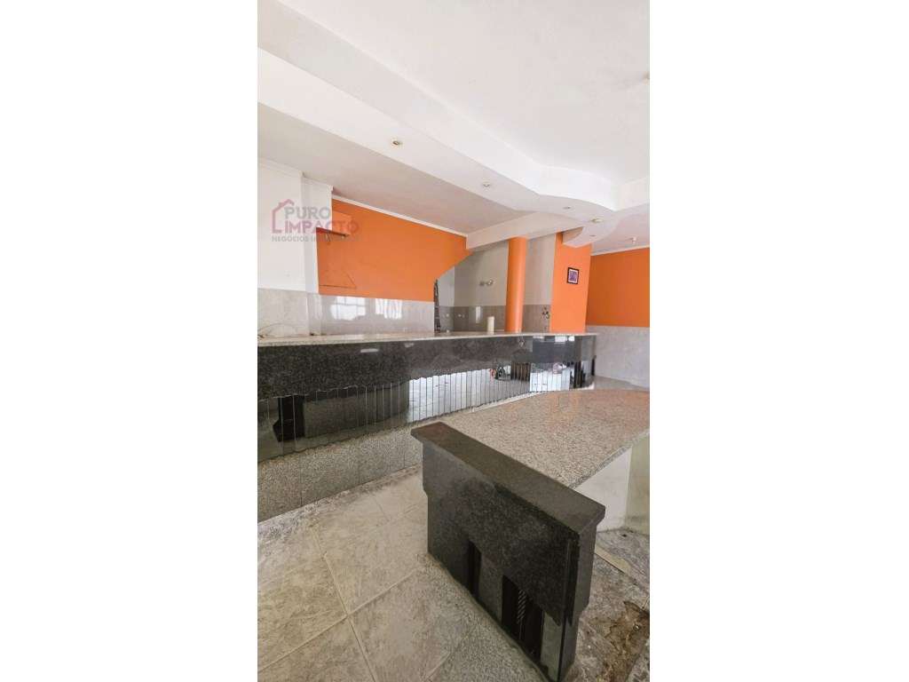 Prédio com T2 + Espaço Comercial | Duas Entradas Independentes | Po...-16