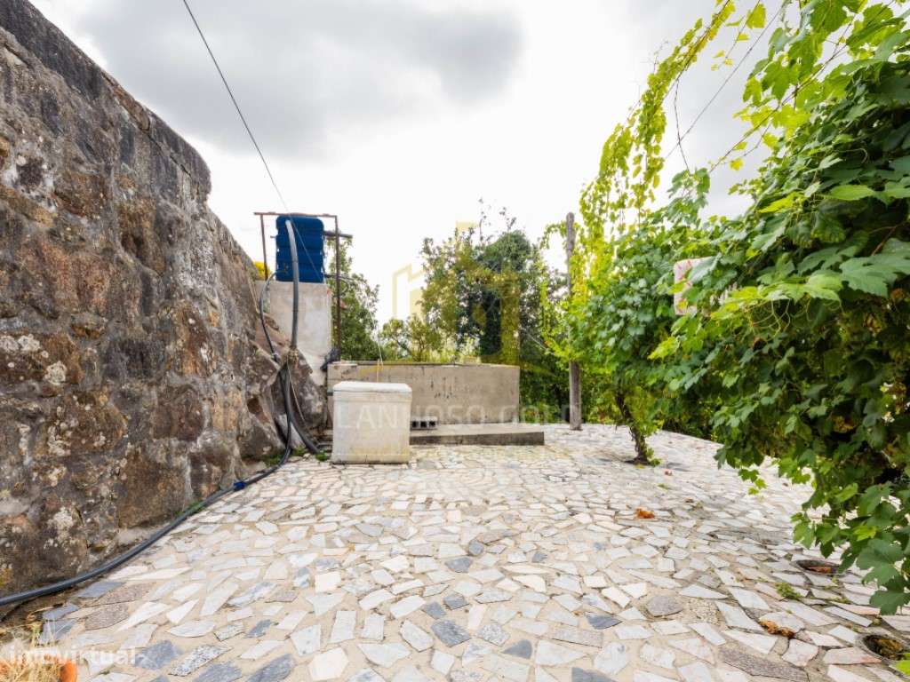 Moradia T6 em Lanhoso - Espaço, Conforto e Versatilidade-28